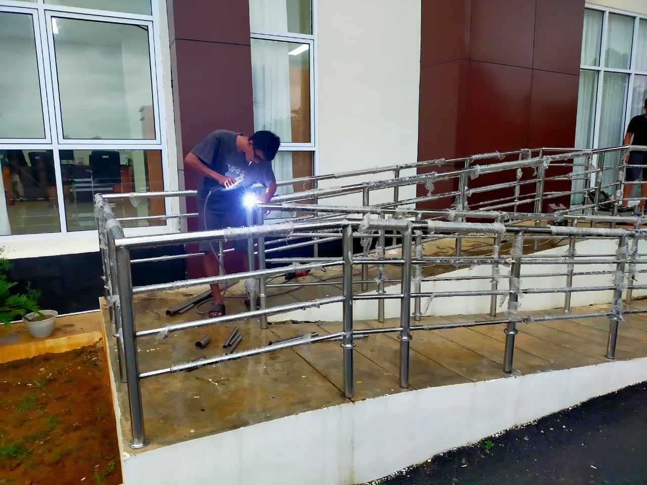 pasang_railing_difable.jpg